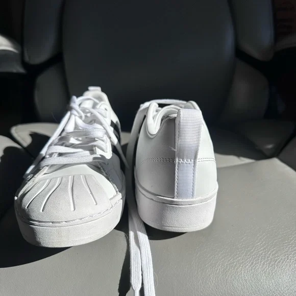 Like new Adidas shell toe shoe - Picture 3 of 5